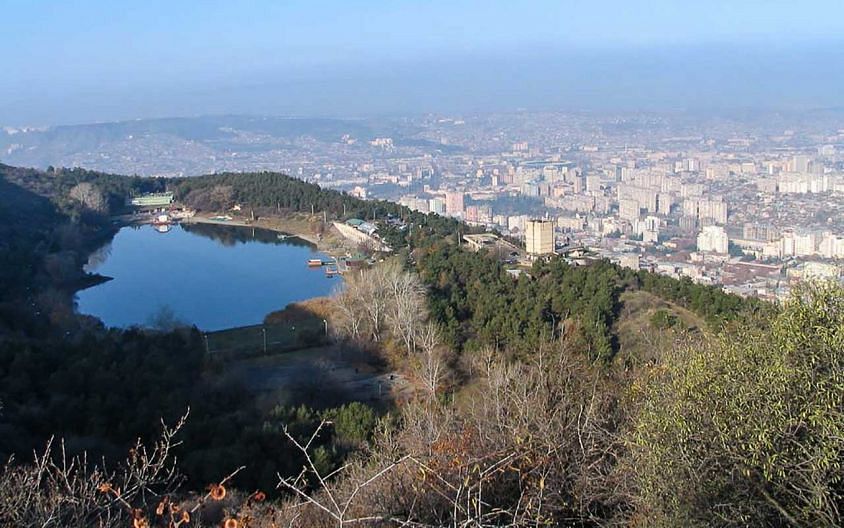 Гора Мтацминда и Черепашье озеро в Тбилиси
