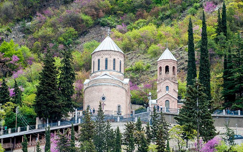 Гора Мтацминда и Черепашье озеро в Тбилиси