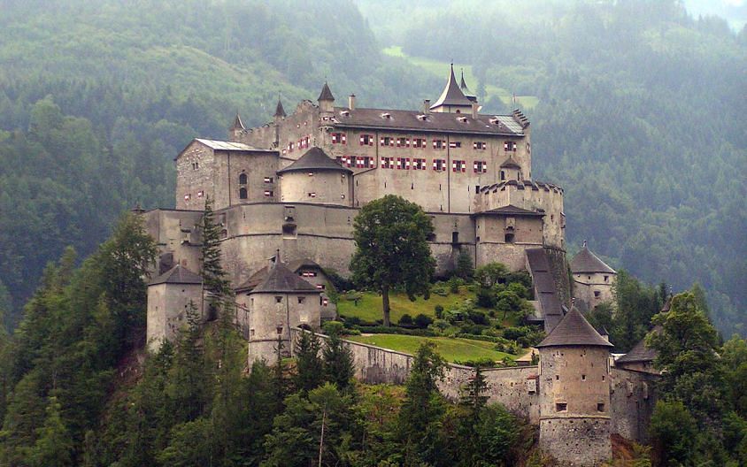 Замок Хоэнверфен - настоящая средневековая цитадель