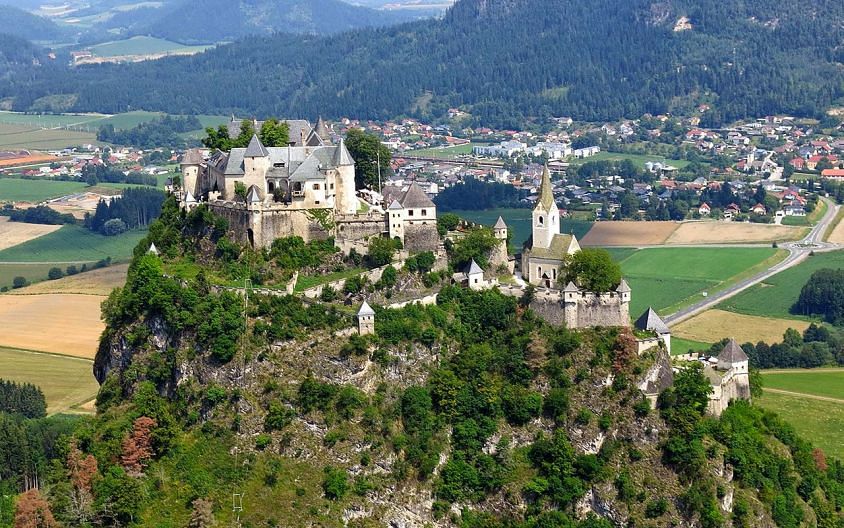 Замок Гохостервитц в Австрии