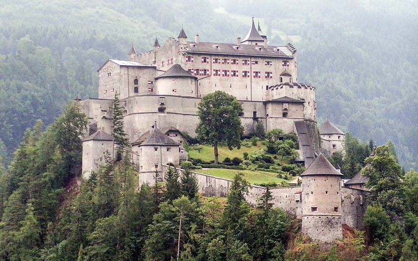 Замок Хоэнверфен в Австрии