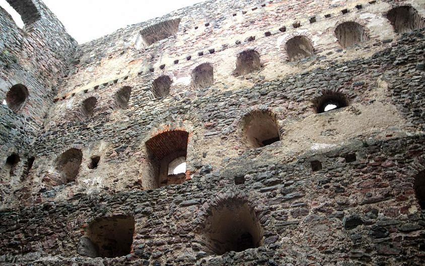 Древняя стена в замке Шаллабург © PictureObelix