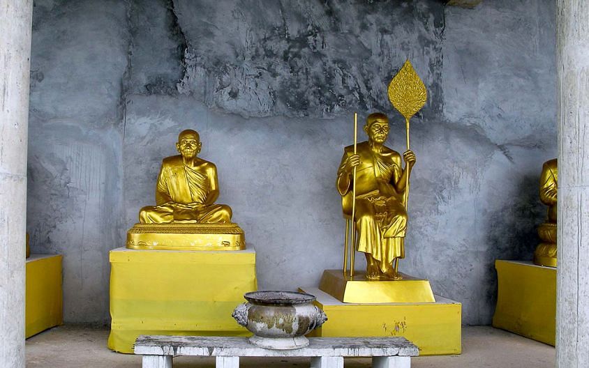 Территория храмового комплекса рядом с Буддой