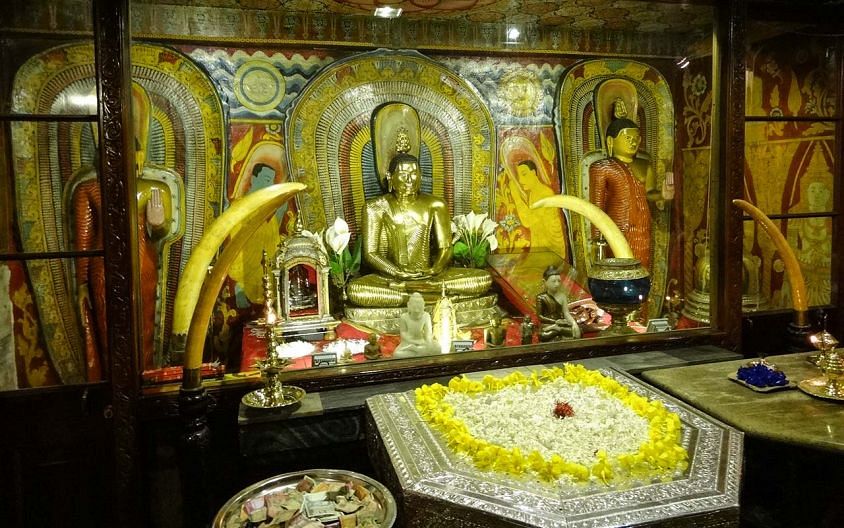 В храме Шри Далада Малигва