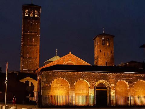 Амвросианская базилика смотрится эффектно и днем, и ночью © Spens03