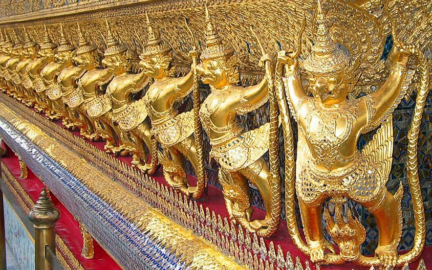 На территории храма Изумрудного Будды везде золото